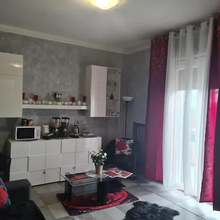 Petalo Rosso Apartment *